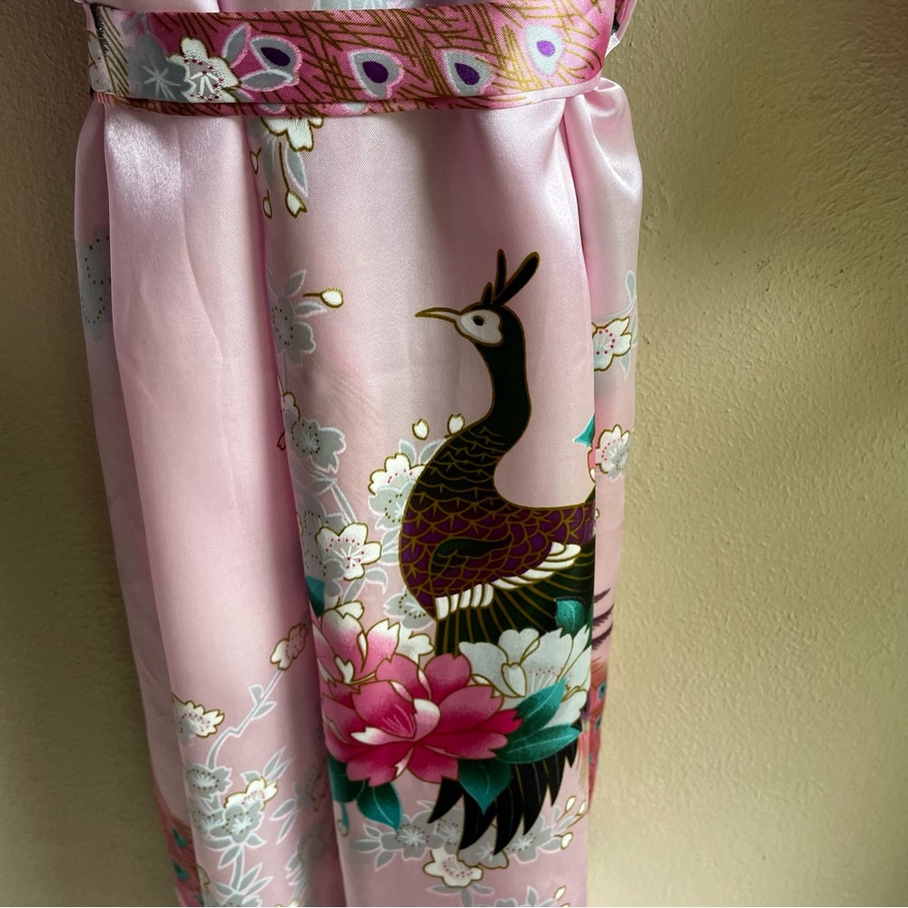 Pink Satin Floral Kimono / Robe. Peacock and Floral Motif. Size Large - Picture 10 of 15